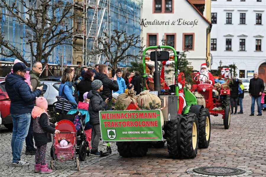 Heiligabend: Der Weihnachtsmann kommt per Traktorkolonne nach Wolkenburg, Kaufungen und Penig - Am Heiligabend macht sich die Weihnachtsmann-Traktorkolonne wieder auf den Weg durch die Lande.
