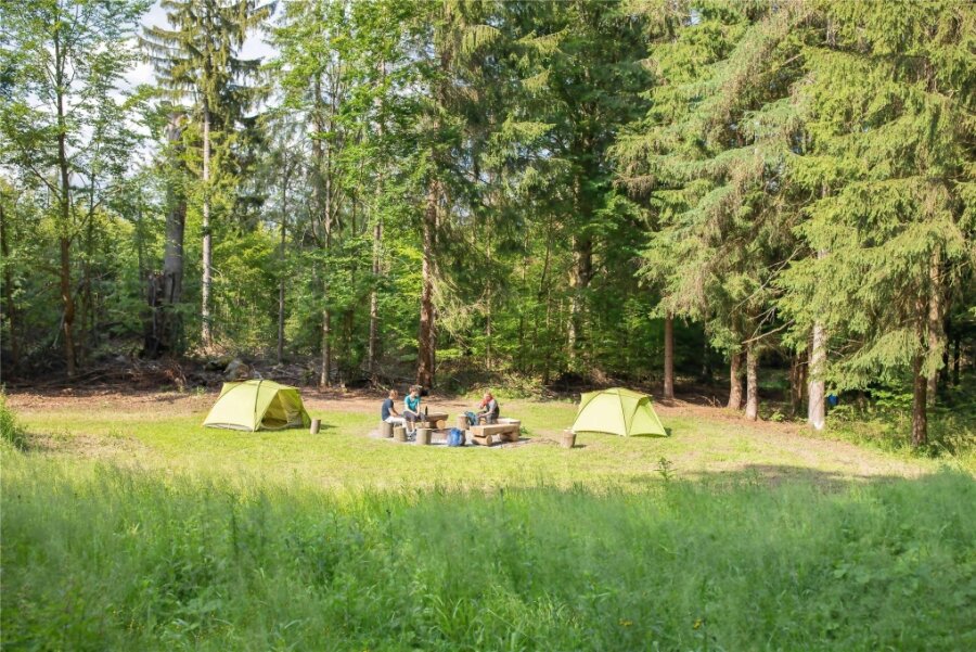 Heilmittel aus dem Frankenwald - Irgendwo im Frankenwald: Wo genau man sein Zelt aufschlagen darf, wird den Gästen erst nach der Buchung verraten.