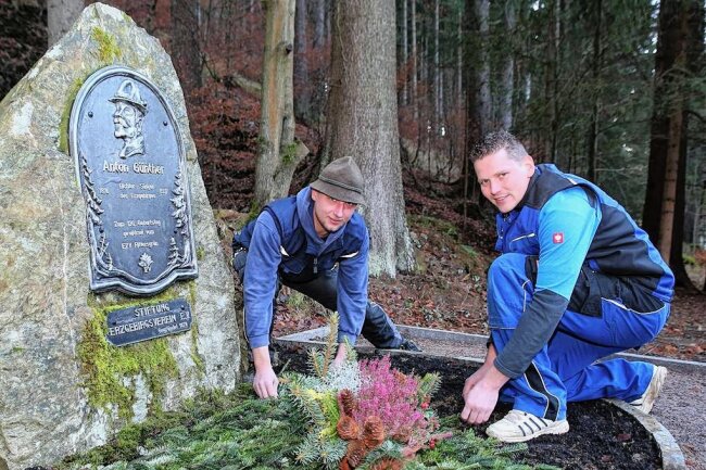 Heimatdichter und -sänger Anton Günther im Erzgebirge unvergessen: Ehrung in Rittersgrün-Ehrenzipfel - Martin Klier (l.) und Florian Schreinert gehörten zu den Helfern, die 2019 den Bereich um den Günther-Gedenstein auf Vordermann brachten. 