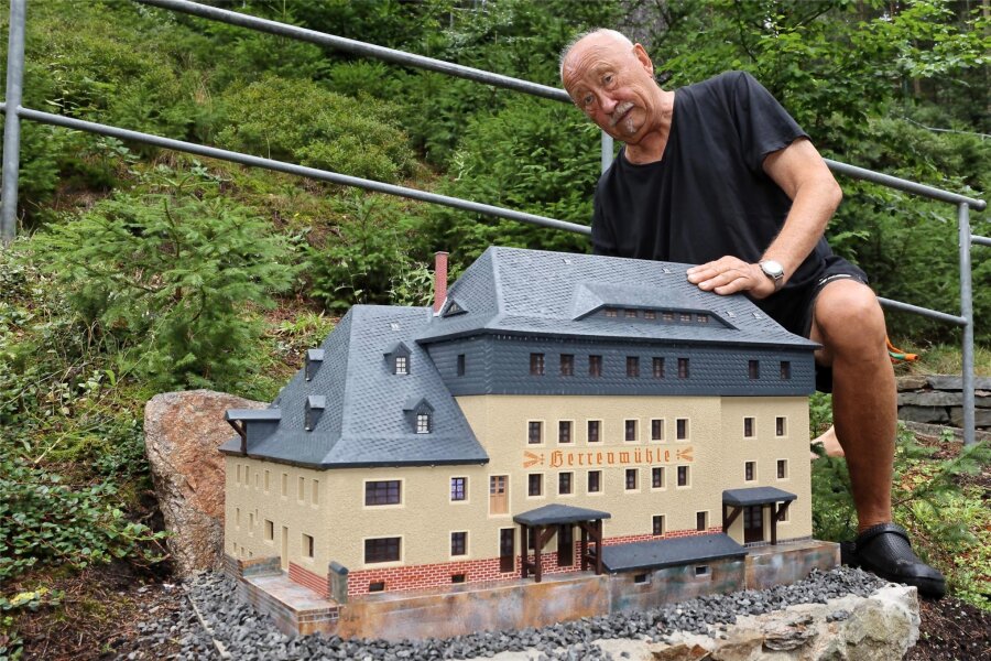 Heimatecke: Modell erinnert an alte Herrenmühle von Schwarzenberg - Roland Schreyer (im Bild) und Christian Moyé haben die alte Herrenmühle nachgebaut.