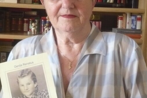 Heimatgedanken am Potsdamer Platz - Gerda Renatus präsentiert ihr Buch, aus dem sie am Montag in Sayda lesen wird. 