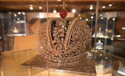 Heimatmuseum zeigt royalen Glitzer und Glanz - In der Knochenstampfe in Dorfchemnitz sind Kronjuwelen zu sehen. Im Bild die Kopie der großen Kaiserkrone Russlands. 