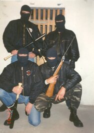 Das sind keine Nikab-Trägerinnen, das sind Teile der Chemnitzer NSU-Unterstützer-Szene, die einst bedrohlich mit Waffen und Sturmhauben für ein Plattencover posierten: Jan W., Thomas S. (hinten von links), René G. und Hendrik L. (vorn von links).