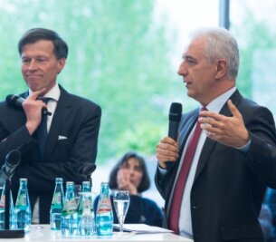 Heimatstolz und Fremdenangst - Landtagspräsident Matthias Rößler (links) und Ministerpräsident Stanislaw Tillich diskutierten am Dienstag auf einer CDU-Regionalkonferenz in Dresden mit Bürgern über Patriotismus und Integration. 