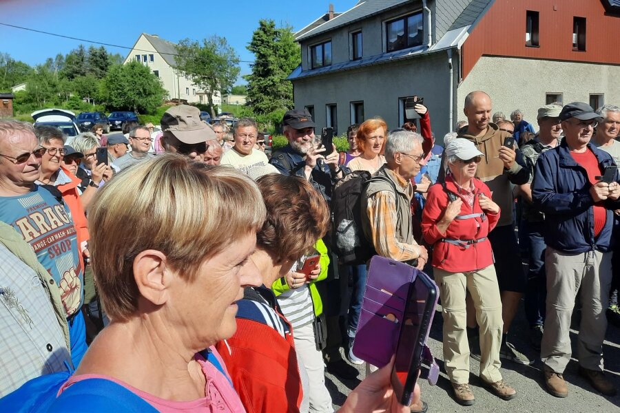Heimattreffen im Erzgebirge: Tour durch verschwundenes Dorf hinter der Grenze lockt 120 Menschen an - Rund 120 Menschen kamen zum 17. Heimattreffen nach Böhmisch Reizenhain.