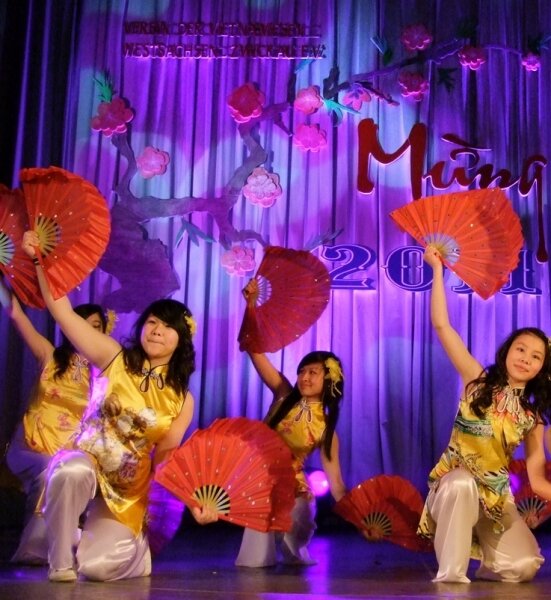 <p class="artikelinhalt">Mit einem Bühnenprogramm, bestehend aus traditionellen Tänzen und Liedern, feierten die Vietnamesen das Tet-Fest.</p>