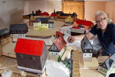Heimatverein „Die Pöhler“ lädt einstige Dorfbewohner ein - Holzkünstler Jens Weber fertigt ein Modell des alten Dorfes Pöhl.