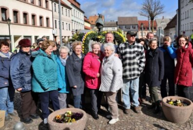 Heimatverein heizt erstmals den Backofen an - Vereinsmitglieder fertigen jedes Jahr eine Osterkrone und bringen diese am Marktbrunnen bei einer kleinen Feierstunde an. 