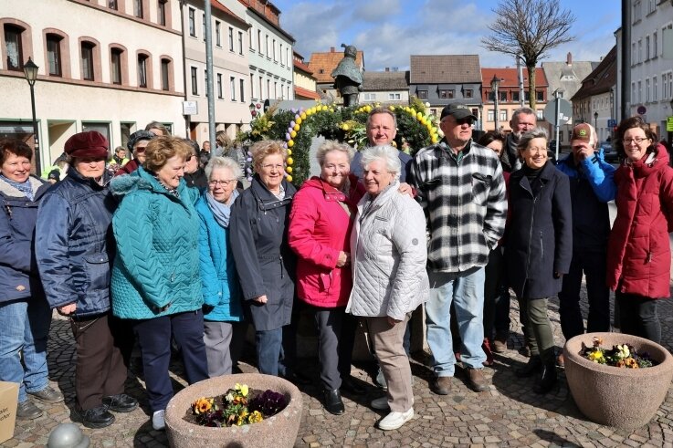 Vereinsmitglieder fertigen jedes Jahr eine Osterkrone und bringen diese am Marktbrunnen bei einer kleinen Feierstunde an. 