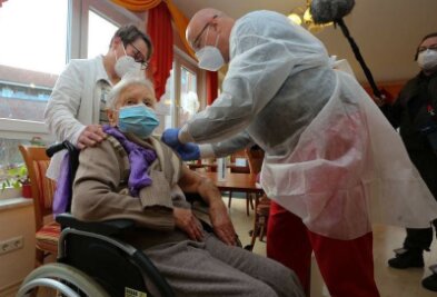 Heimbewohnerin in Sachsen-Anhalt erhält erste Corona-Impfung in Deutschland - Die Heimbewohnerin Edith Kwoizalla wurde am Samstag vor dem offiziellen Start in Deutschland gegen das Coronavirus geimpft.