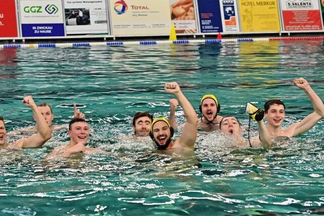 Heimsieg zum Saisonauftakt - Gemeinsam mit ihren Fans konnten die Wasserballer des SV Zwickau 04 am Samstagabend jubeln. In der Glück-Auf-Schwimmhalle setzten sich die Gastgeber klar gegen den SV Halle durch und starteten mit einem Sieg in die neue Zweitligasaison. 