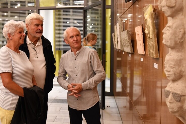 Heimspiel für einen, der auch mit Beton Leichtes schafft - Andreas Wilde (rechts) bei der Eröffnung seiner Ausstellung in der Kleinen Galerie im Theater Crimmitschau. 