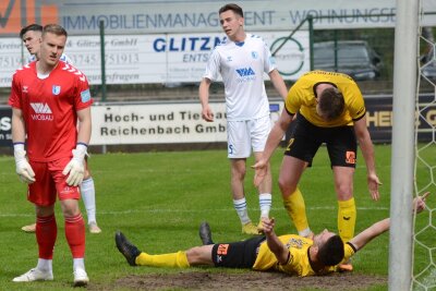 Heimspiele machen dem VfB Auerbach wieder Spaß - Beim letzten Heimspiel: Marcin Sieber (unten) erzielte hier gegen Magdeburg II das 3:1 für den VfB Auerbach und wird von Pascal Holger Schardt beglückwünscht.