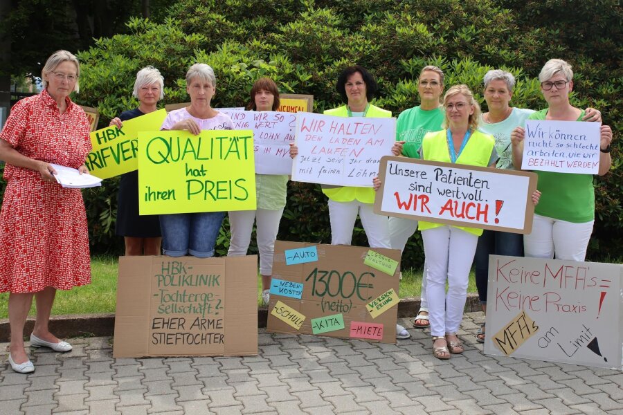 Heinrich-Braun-Klinikum Zwickau: Poliklinik-Beschäftigte protestieren mit aktiver Mittagspause - Die Sprechstunden beim Protest am HBK. Auf einem Plakat steht: „Wir können nicht so schlecht arbeiten, wie wir bezahlt werden.