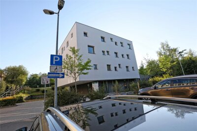 Heinrich-Braun-Klinikum Zwickau: Ratsfraktion fordert weitere Parkplätze - Nicht nur am Ärztehaus sind die Parkplätze fast den gesamten Tag vollständig belegt.
