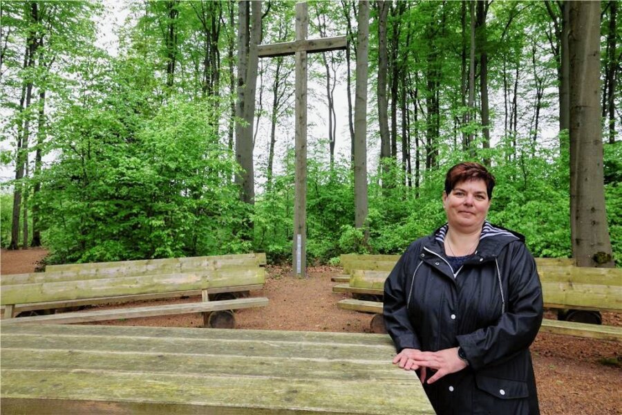Heinrichsort/Mülsen: Was eine Trauerrednerin Verrücktes erlebt - Trauerrednerin Annett Richter an ihrem wichtigsten Arbeitsplatz im Waldfriedhof. 