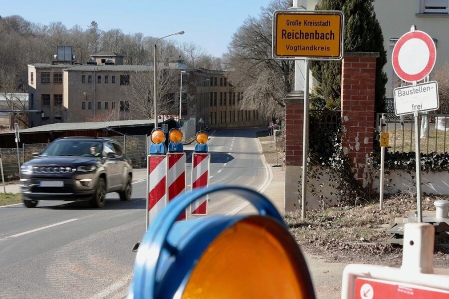 So wie hier am Ortseingang Reichenbach aus Richtung Unterheinsdorf stehen überall schon die Verkehrszeichen für die ab Montag geplante Sperrung und Verkehrsumleitung bereit. 