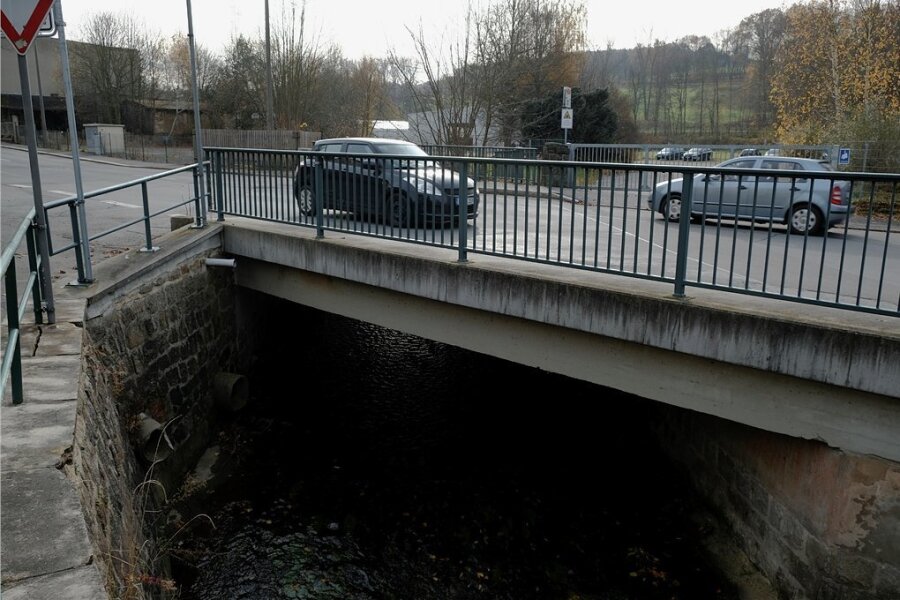 Heinsdorfer Straße in Reichenbach für zwei Jahre gesperrt - Die Brücke über den Raumbach in Höhe der Bergstraße soll durch einen Neubau ersetzt werden. Die Stützwand auf der Straßenseite wird instand gesetzt. Leitungen sind neu zu verlegen.