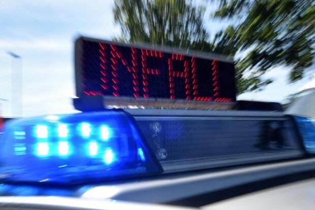 Heinsdorfergrund: 13-Jähriger fährt Audi gegen Baum - zwei Verletzte - 