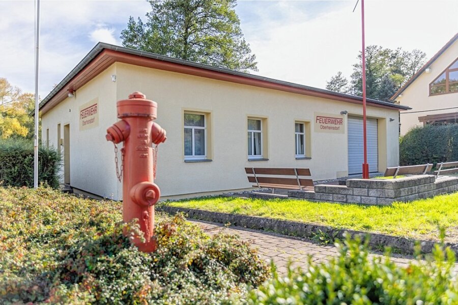 Das Feuerwehrgerätehaus in Oberheinsdorf. 1936 errichtet und zweimal erweitert, zuletzt 2001, gibt es durch die Lage am Raumbach im gesamten Gebäude Probleme mit der Feuchtigkeit. 