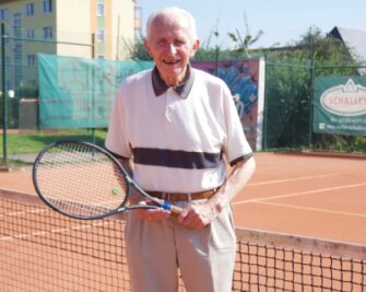 Heinz Morbach: Mit 90 immer noch auf dem Platz - Das Reichenbacher Vereinsurgestein Heinz Morbach spielt wöchentlich mit seinen Freunden Tennis. 