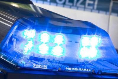 Heinzebank: Sattelzug rutscht in Graben - 