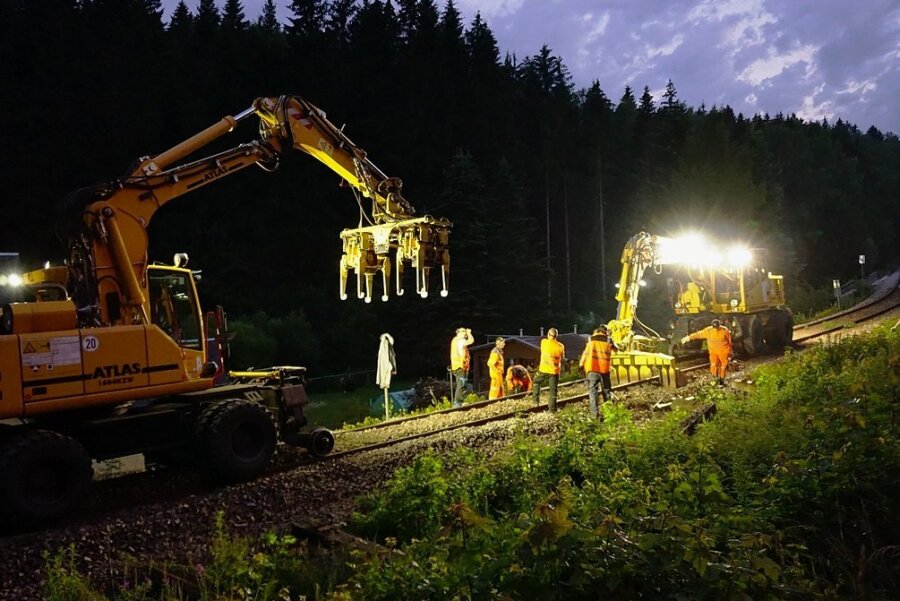 Nächtlicher Gleisbau in Zwota-Zechenbach. Mehr als 500 Schwellen müssen gewechselt werden. 