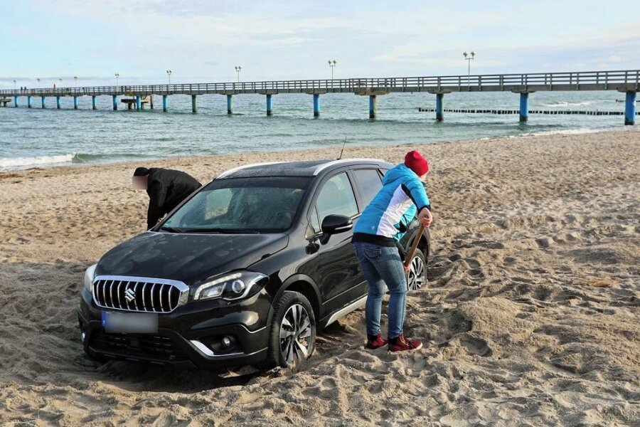 Heiratsantrag am Ostsee-Strand: Vogtländer setzt Auto in den Sand - Das Paar aus dem Göltzschtal beim Paarschippen. 