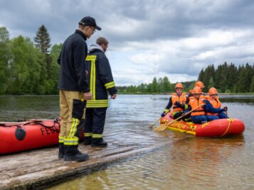 Heiß auf Wettbewerb: Über 400 junge Feuerwehrleute am Start - Jugendliche der Neumarker Feuerwehr am Samstag beim Schlauchboot-Wettbewerb auf dem Teich bei der Talsperre Muldenberg. 