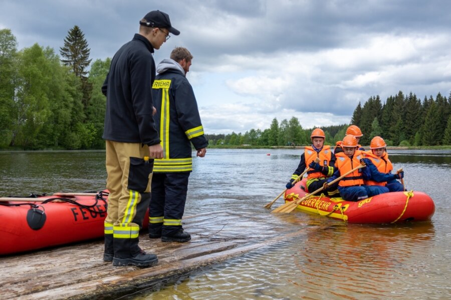 Heiß auf Wettbewerb: Über 400 junge Feuerwehrleute am Start - Jugendliche der Neumarker Feuerwehr am Samstag beim Schlauchboot-Wettbewerb auf dem Teich bei der Talsperre Muldenberg. 
