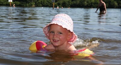 Heiß, heißer, Hundstage - Rein ins Wasser: Die dreijährige Maila aus Neuwürschnitz findet Abkühlung beim Badespaß im Waldbad.