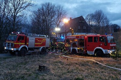 Heiße Ostern in Seiffen: Schornstein und Feldrand in Flammen - Am Ostermontag wurden Einsatzkräfte der Feuerwehr zu einem Brand im Glashüttenweg in Seiffen alarmiert.