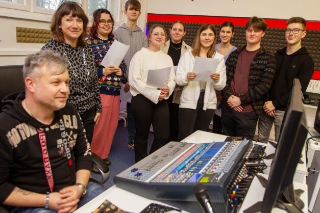 Heiße Phase für neue Stadt-Hymne - Produzent Christian Winter (links), Musiklehrerin Kathrin Büchold und ein Teil des Lessing-Chores probte jüngst erstmals im Studio. 