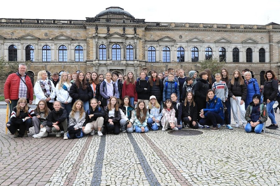 Heißer Schüler-Draht zwischen Frankenberg und Strzelin - Gruppenbild mit Zwinger: Schüler aus Frankenberg und Strzelin unternehmen einen Ausflug nach Dresden.