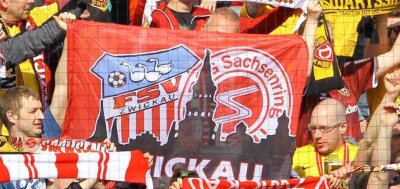 Heißt der FSV Zwickau bald wieder Sachsenring? - Zwickauer und Dresdner Fans bei einem Spiel vor einigen Jahren im Stadion. Die Fahne der Zwickauer Anhänger zeigt, dass der alte Vereinsname Sachsenring Zwickau noch längst nicht in Vergessenheit geraten ist. 