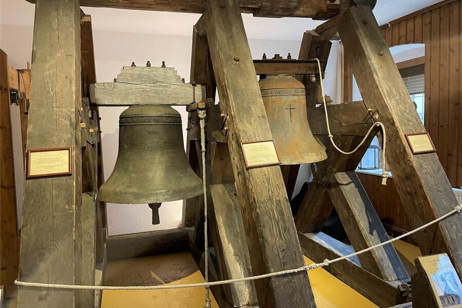 Heitere Lesung unterm Glockenstuhl in Tellerhäuser - Dieser hölzerne Glockenstuhl in der Glockenausstellung Tellerhäuser stammt aus Marienberg.