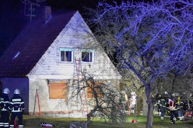 Zu einem Wohnhausbrand ist es am Donnerstagabend in Neukirchen gekommen. 60 Feuerwehrleute waren im Löscheinsatz. 