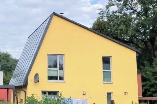 Heizen ohne Öl oder Gas: Fasa plant Solarhäuser in Braunsdorf - Ein steiles, schräges Dach nach Süden sammelt auch Wintersonne ein, wie hier Am Bahnhof in Braunsdorf.