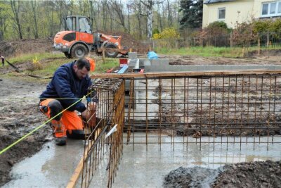 Heizen ohne Öl und Gas: Diese Frage stellen künftige Hausbesitzer besonders oft - Baubeginn in Braunsdorf: Arbeiter der Fasa AG aus Chemnitz setzen das Fundament des künftigen Aktivsonnenhauses. 