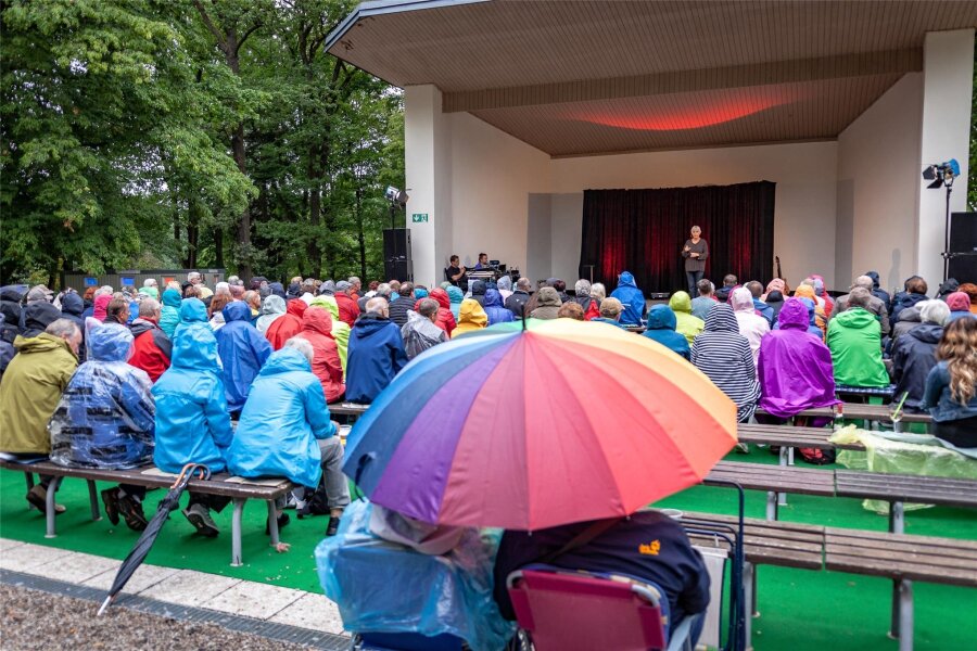 Heizung an im Wettinhain - Bei Regen verfolgten am Sonntagabend etwa 200 Zuschauer das aktuelle Programm von Ellen Schaller und Torsten Pahl