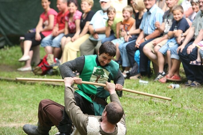 Held kehrt auf Naturbühne zurück - Robin Hood (Tobias Schwarzenberg) und Little John (Maik Schönfeld) kämpfen direkt vor den Besucherreihen.