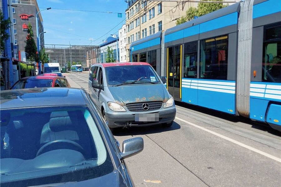 Helfer in Chemnitz mit Kettensäge bedroht: Polizei nennt Details zum Tatablauf - Um diesen Transporter spielte sich die Auseinandersetzung ab.