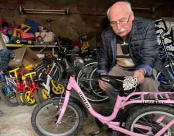 Helfer organisieren Fahrräder für Flüchtlingskinder - Manfred Becker hat für die Flüchtlingskinder aus der Ukraine gebrauchte Fahrräder besorgt und flott gemacht. 