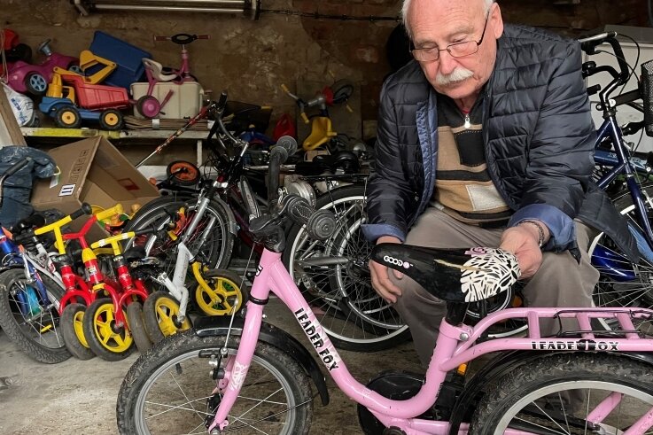 Helfer organisieren Fahrräder für Flüchtlingskinder - Manfred Becker hat für die Flüchtlingskinder aus der Ukraine gebrauchte Fahrräder besorgt und flott gemacht. 