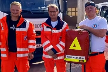 Helfer reisen wieder gen Westen - Philipp Buchta, Holger Lang und Paul Kunze (v. l.) brachen zu einem weiteren Einsatz im Rahmen der Katastrophenhilfe auf.