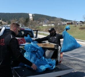 Helfer sammeln auf 14 Routen Müll ein - Beim Frühjahrsputz füllten sich zahlreiche Säcke mit Müll. 