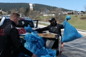 Helfer sammeln auf 14 Routen Müll ein - Beim Frühjahrsputz füllten sich zahlreiche Säcke mit Müll. 