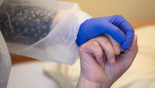 Helfende Hände werden in der Altenpflege viele gebraucht - umso mehr in Zeiten wie der Corona-Pandemie. 