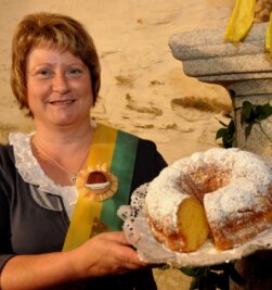 
              <p class="artikelinhalt">Sieht lecker und leicht aus: Helga Lippold aus Poppengrün ist neue Aschkuchen-Königin. Die 51-Jährige überzeugte die Jury mit Likör im Gebäck. </p>
            