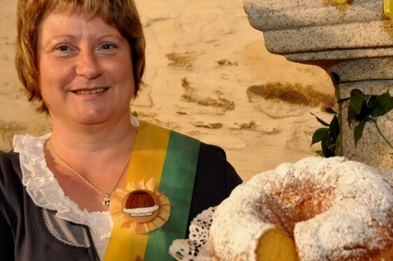 
              <p class="artikelinhalt">Sieht lecker und leicht aus: Helga Lippold aus Poppengrün ist neue Aschkuchen-Königin. Die 51-Jährige überzeugte die Jury mit Likör im Gebäck. </p>
            